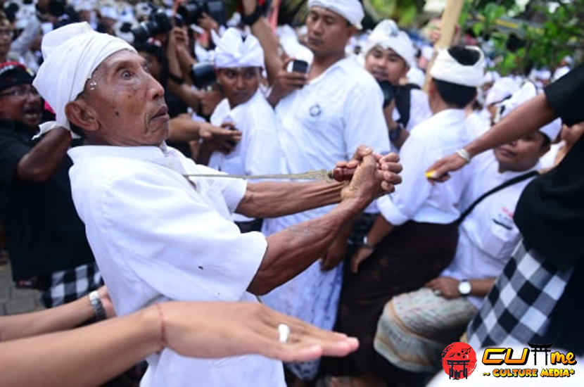 Ngurek: Ritual Menusuk Diri yang Penuh Misteri di Bali!