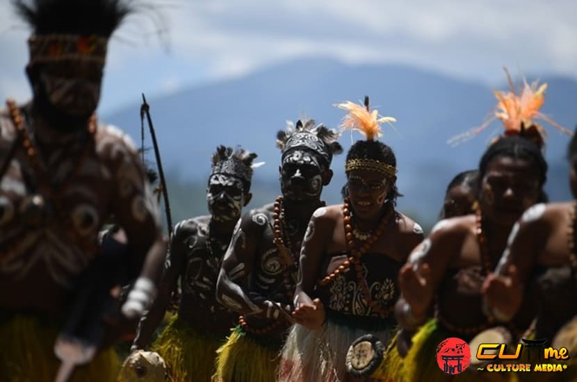 Jelajahi Keindahan Danau Sentani Melalui Tari Awaijale Rilejale!